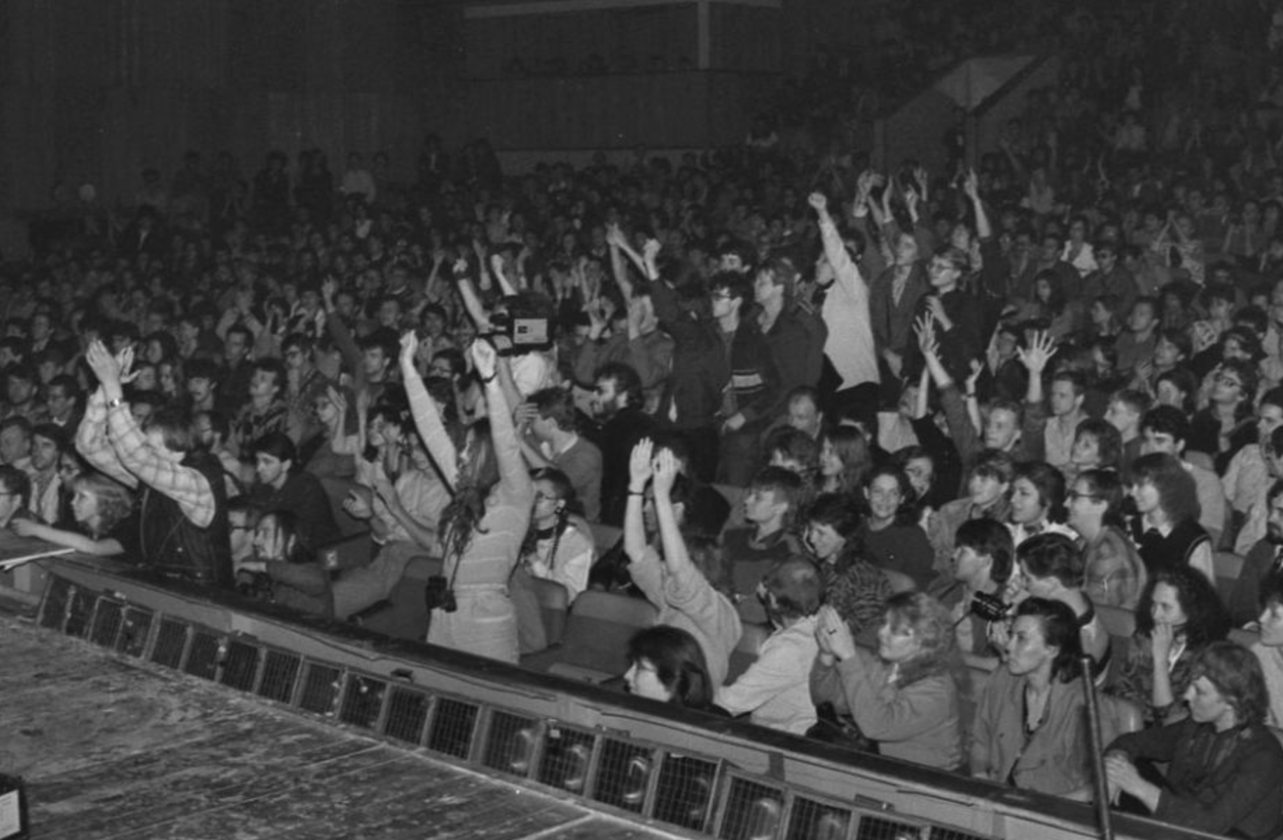 Рок 1980 годов. Ленинградский рок клуб 80х. Ленинградский рок-клуб Рубинштейна 13. Рок клуб в Ленинграде 90-х. Концерт СССР.